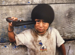 Bambino peruviano, lacrime agli occhi e pistola in mano, Yanesha, Peru, 2004 -Steve McCurry