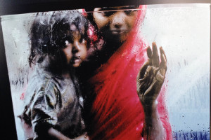 Donna con bambino guarda verso l'interno di un taxi, Bombay, India, 1993 - Steve McCurry